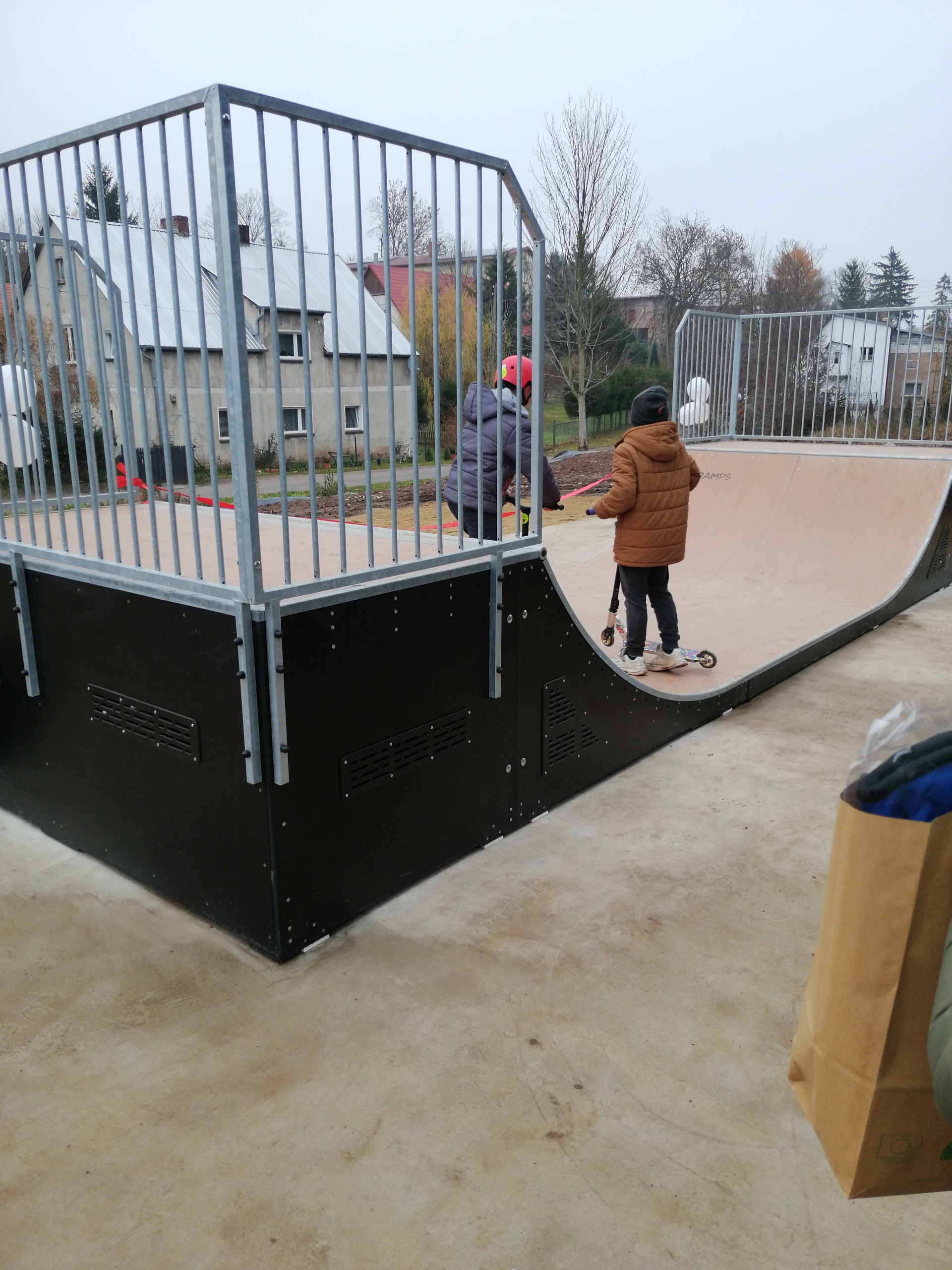 na zdjęciu dzieci korzystające z minirampy w budowanym skateparku