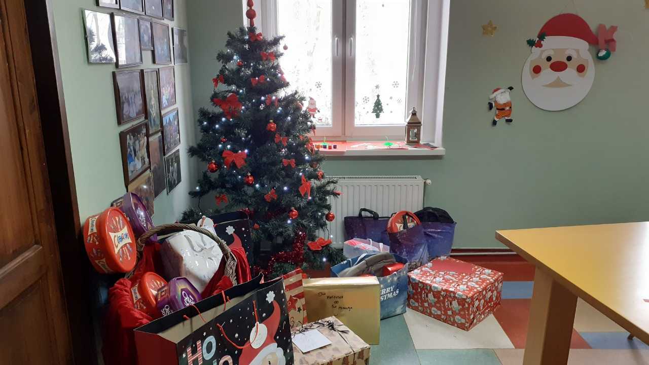 na zdjęciu widoczna choinka i paczki świąteczne