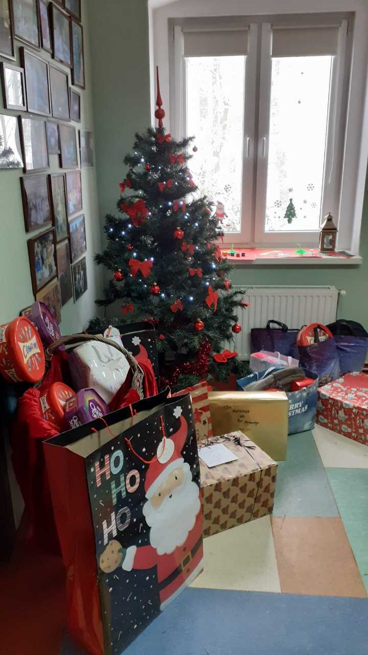na zdjęciu widoczna choinka i paczki świąteczne