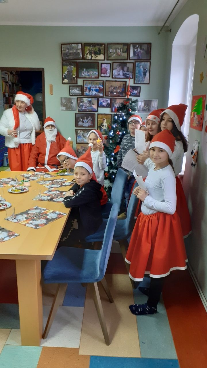 na zdjęciu dzieci ze świetlicy wraz z Mikołajem i prezentami